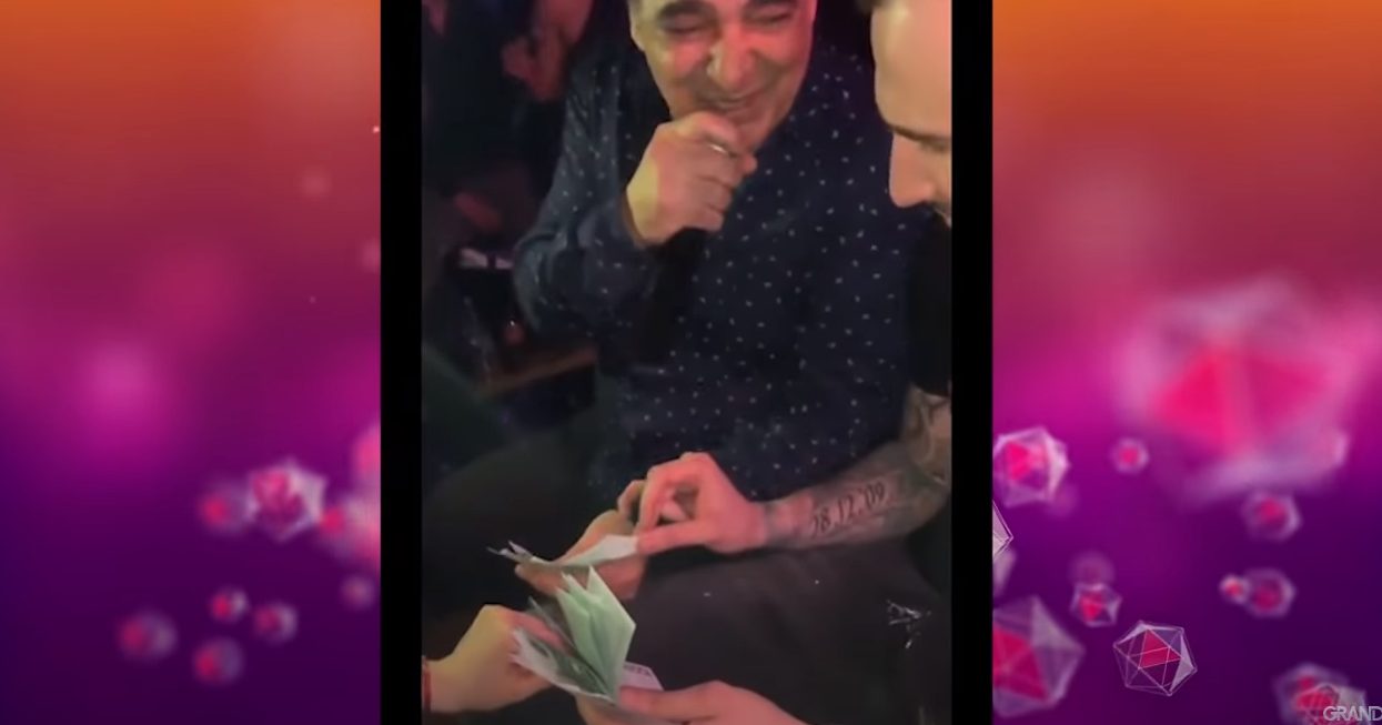 LETE ŠUŠKE: Ovi pevači UZIMAJU NAJVEĆI BAKŠIŠ (VIDEO) 8 Capture 1 12