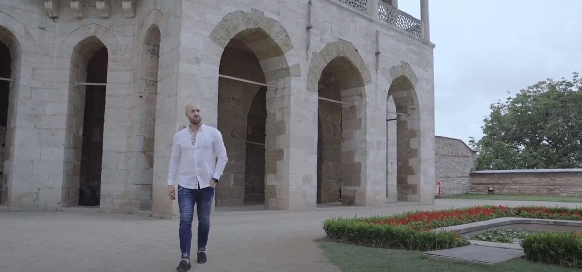 KAKAV BUM! Pevač izbacio dve pesme, a jedan spot snimio na ovoj egzotičnoj destinaciji! (VIDEO) 6 Capture 3 14