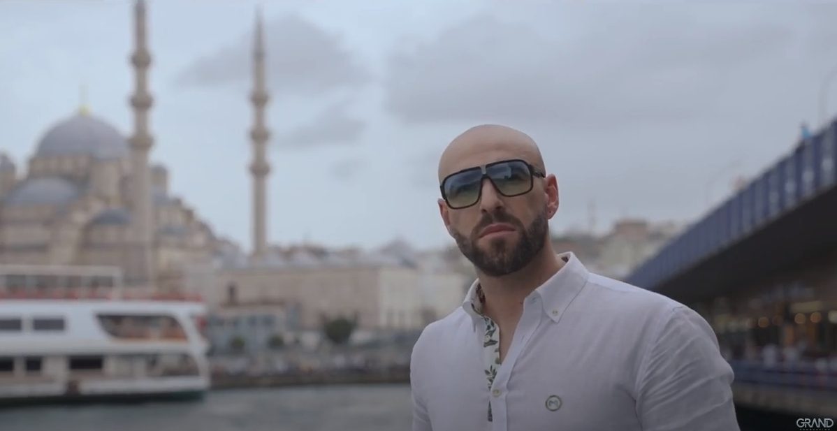 KAKAV BUM! Pevač izbacio dve pesme, a jedan spot snimio na ovoj egzotičnoj destinaciji! (VIDEO) 5 Capture 3 15
