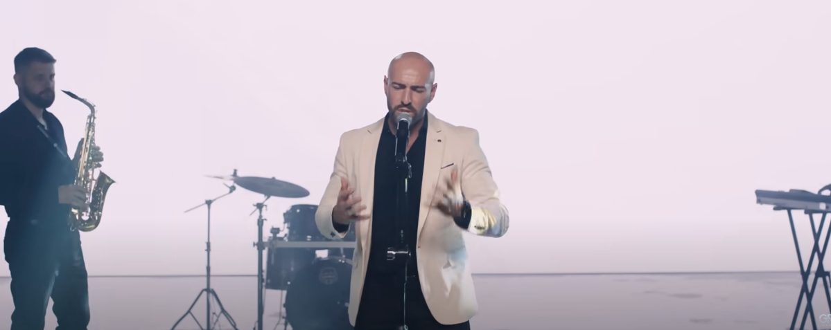 KAKAV BUM! Pevač izbacio dve pesme, a jedan spot snimio na ovoj egzotičnoj destinaciji! (VIDEO) 7 Capture 3 16