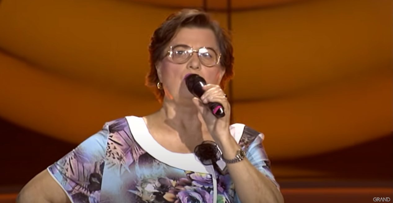 PONOSNA MAJKA SNEŽANE ĐURIŠIĆ: Nije išla u školu, bila je domaćica i čuvala decu, ima 80 godina, a glas joj je BOŽANSTVEN 6 Dara DJurisic