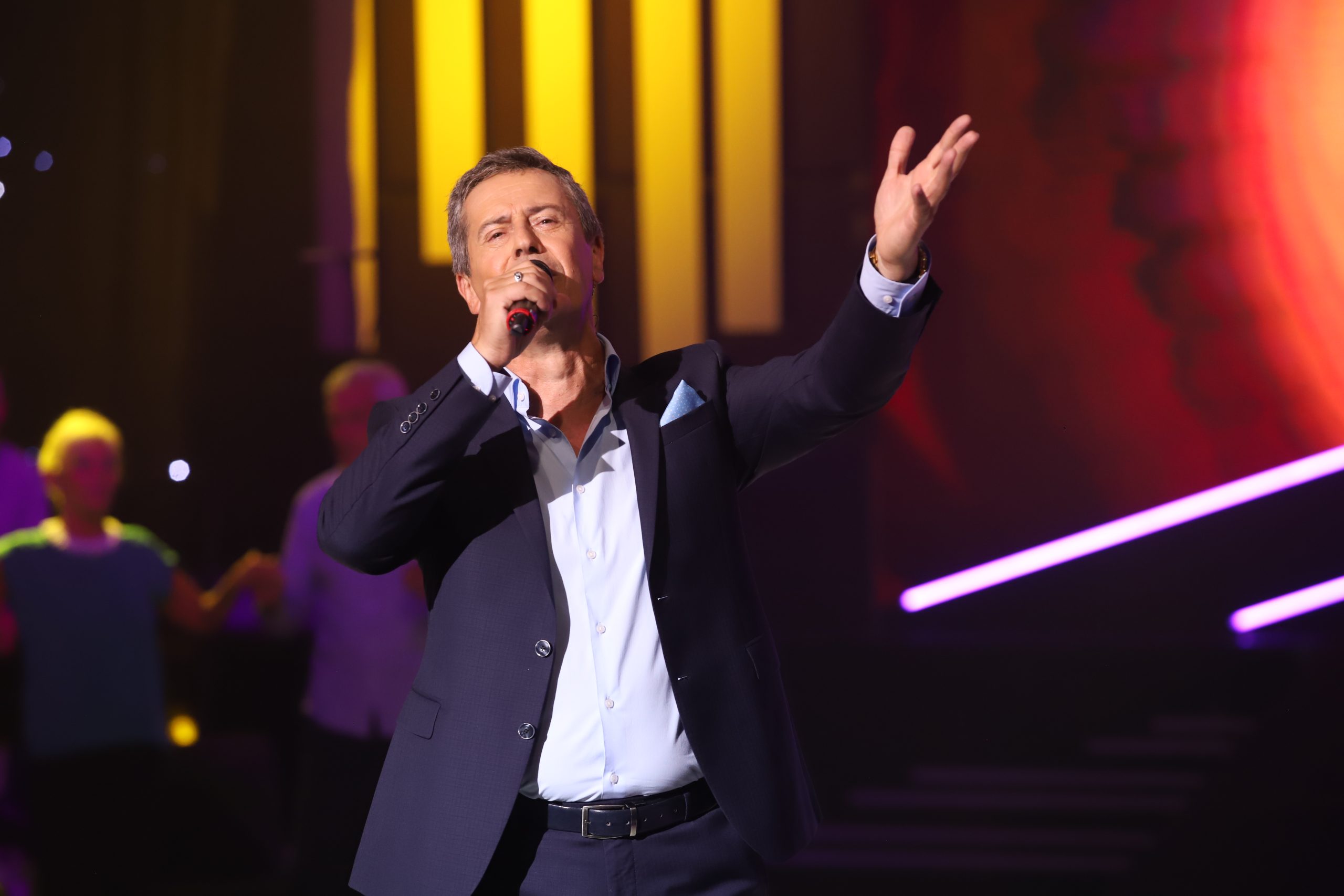 Enes Begović sa knedlom u grlu progovorio o bolnim gubicima: "Pevao sam i plakao" 6 ENES BEGOVIC NNK SNIMANJE 160092022 FOTO ELENA 22 scaled