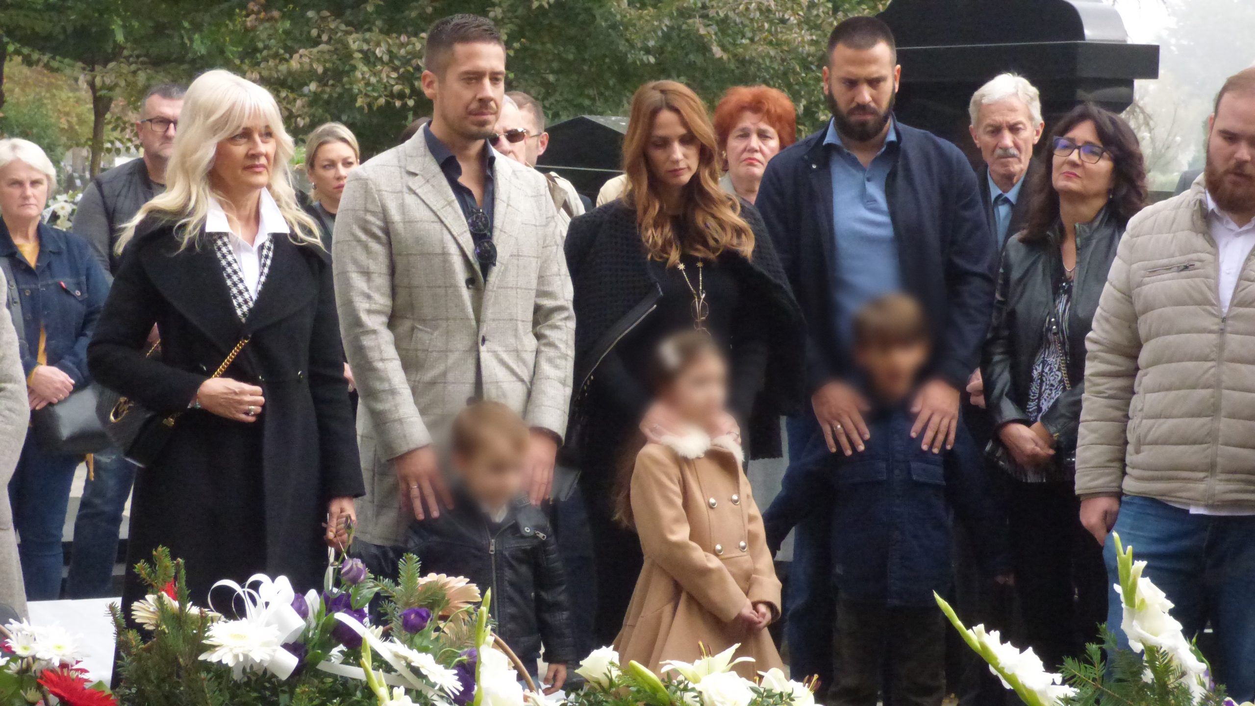 Porodica Rokvić odala počast Marinku, nakon sveštenikovih reči začuli se JECAJI (VIDEO) 5 Godisnjica