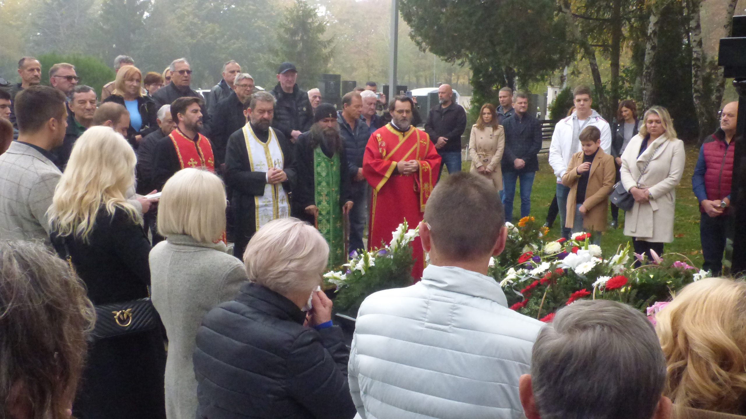 Porodica Rokvić odala počast Marinku, nakon sveštenikovih reči začuli se JECAJI (VIDEO) 6 P1840232