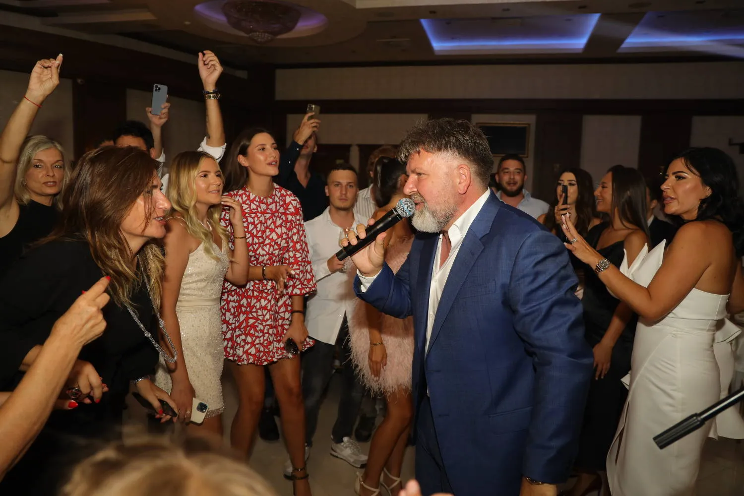 Pevač nije imao NIKOGA preko, ćerke su ISPAŠTALE: ''Ovo je prvi put da sam uradio nešto za njih'' 6 bb