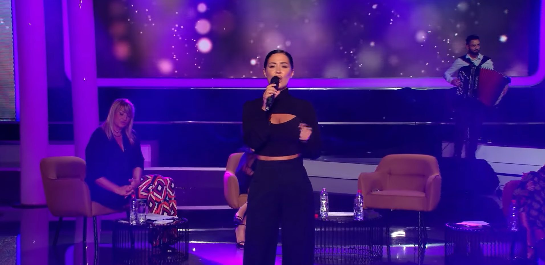 "Na momente podseća na Cecu": Aleksandra Bursać otpevala hit Dragane Mirković i napravila pometnju (VIDEO) 5 bursac