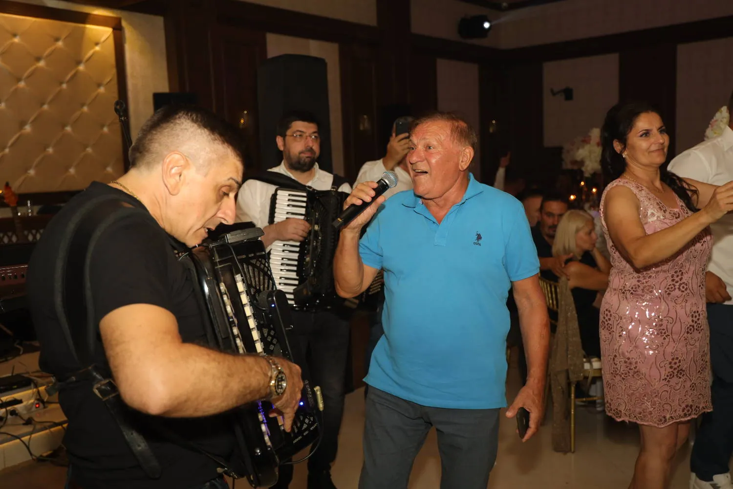 Pevač nije imao NIKOGA preko, ćerke su ISPAŠTALE: ''Ovo je prvi put da sam uradio nešto za njih'' 7 mb