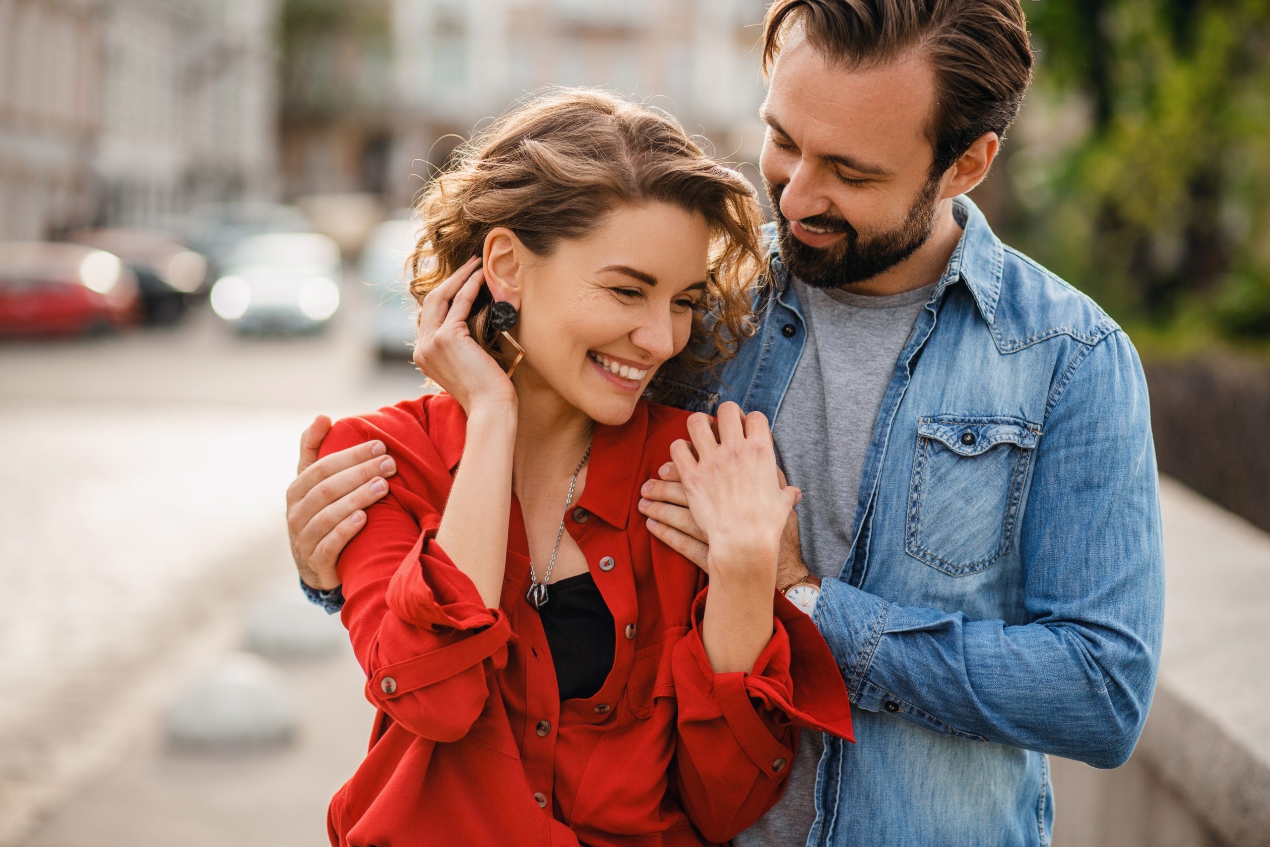 stylish couple love sitting street romantic trip 1