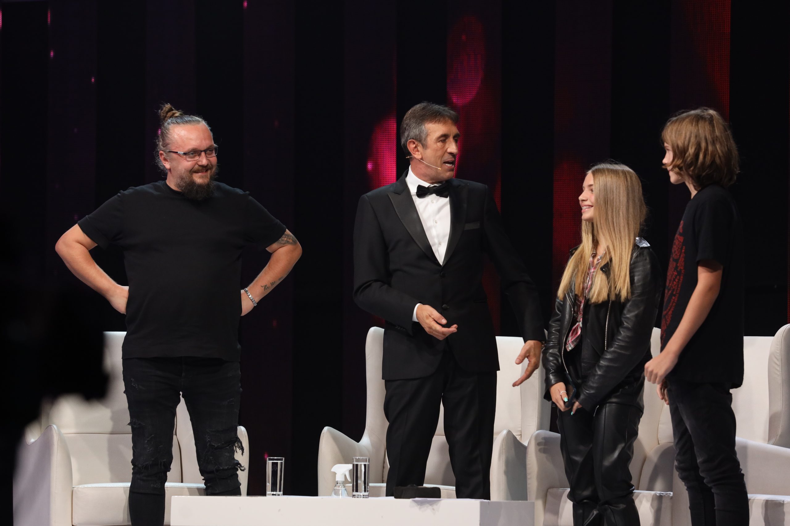 "Želim da mi Žika kaže kako sam još mlada" Takmičarka iz Beograda stala na binu kako bi ocu ispunila najveću želju 5 takmicarka