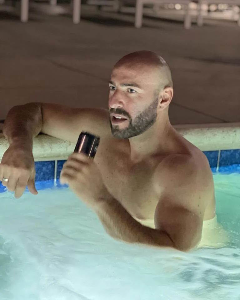 Adnane, Adnane! Pevač spreman na ŠOKANTAN POTEZ: "Ako žena dozvoli, spreman sam! Jedan je život" 7 305557253 412626990957465 3857769915355348296 n