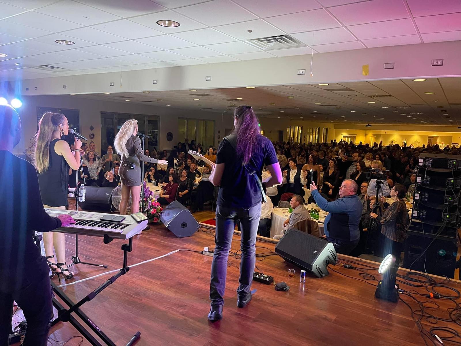 Brena još jednom potvrdila zašto je broj 1: Amerikom se prelomio čuveni hit, publika u transu (VIDEO) 4 IMG 6944fb66b58869404471882dd7398069 V