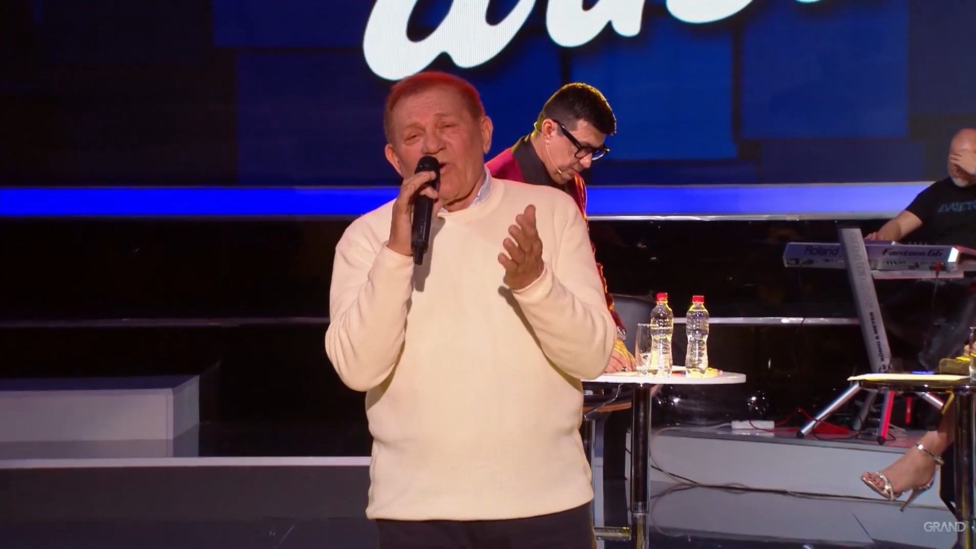 SUZE DA TI KRENU: Miloš Bojanić novu pesmu posvetio PORODICI, voditelj se rasplakao (VIDEO) 6 Milos 1
