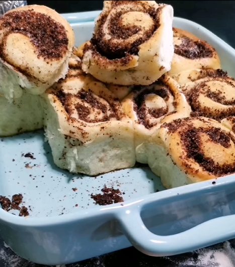 Ukoliko niste, vreme je da isprobate ovu poslasticu: Recept za rolnice sa rogačom 5 Rolnice sa rogacom