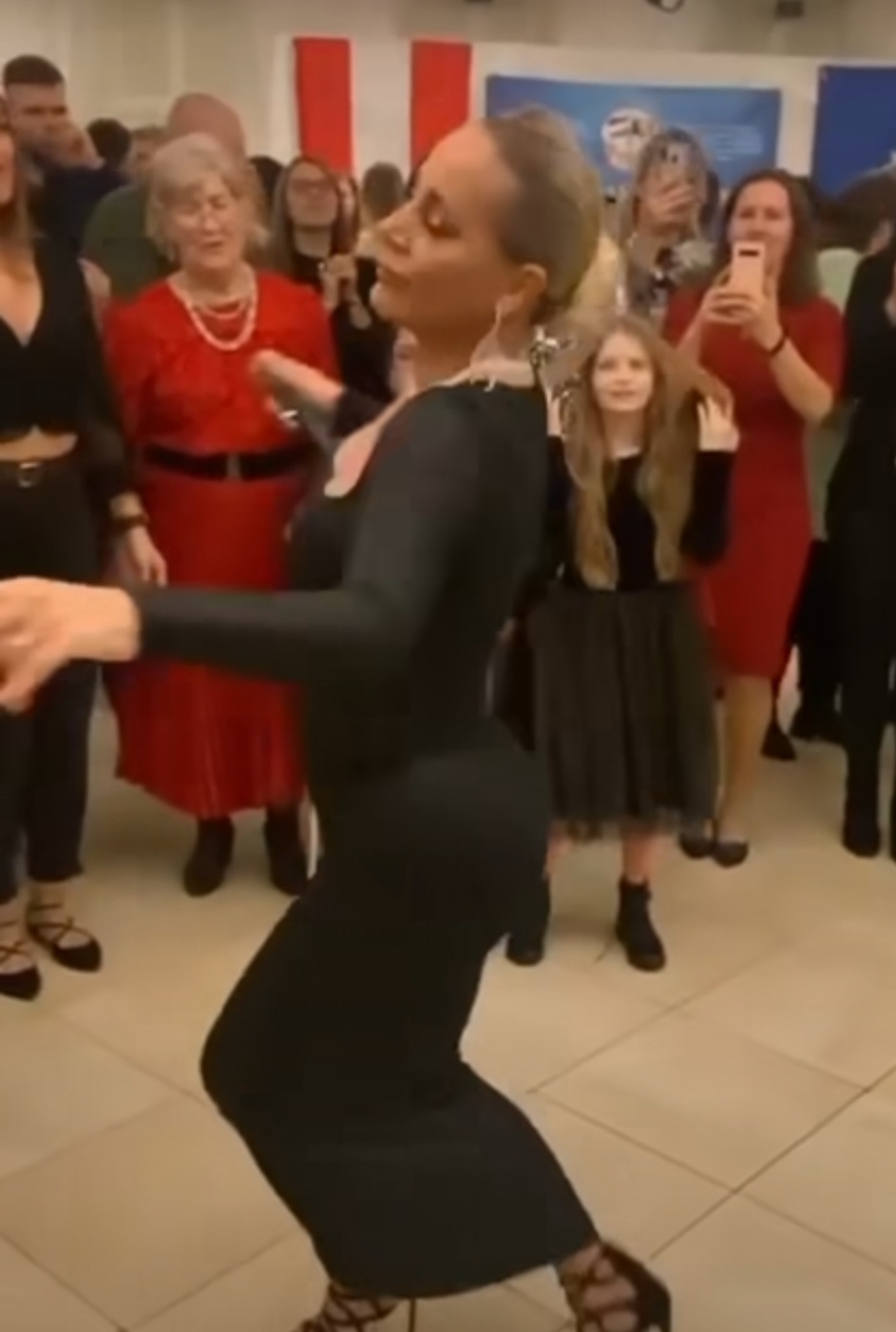 SRUŠILA TEU TAIROVIĆ: Selma Bajrami zamešala kukovima, od njenog plesa i oblina svima zastao dah (VIDEO) 7 Screenshot 20221128 164732 Instagram