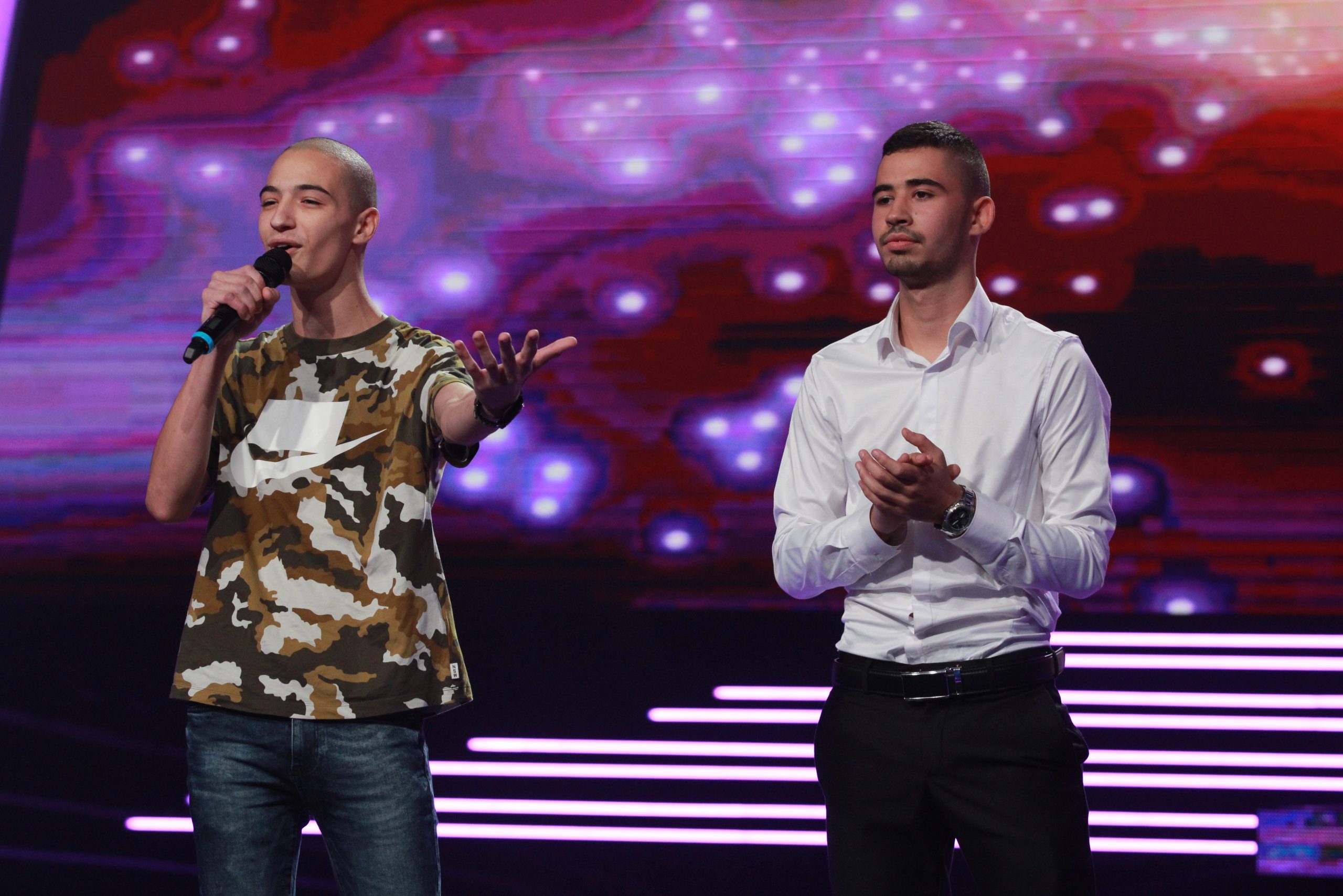 OVO SE NIKAD NIJE DESILO: Takmičar podigao žiri na noge, šou mu ukrao rođeni brat 6 braca