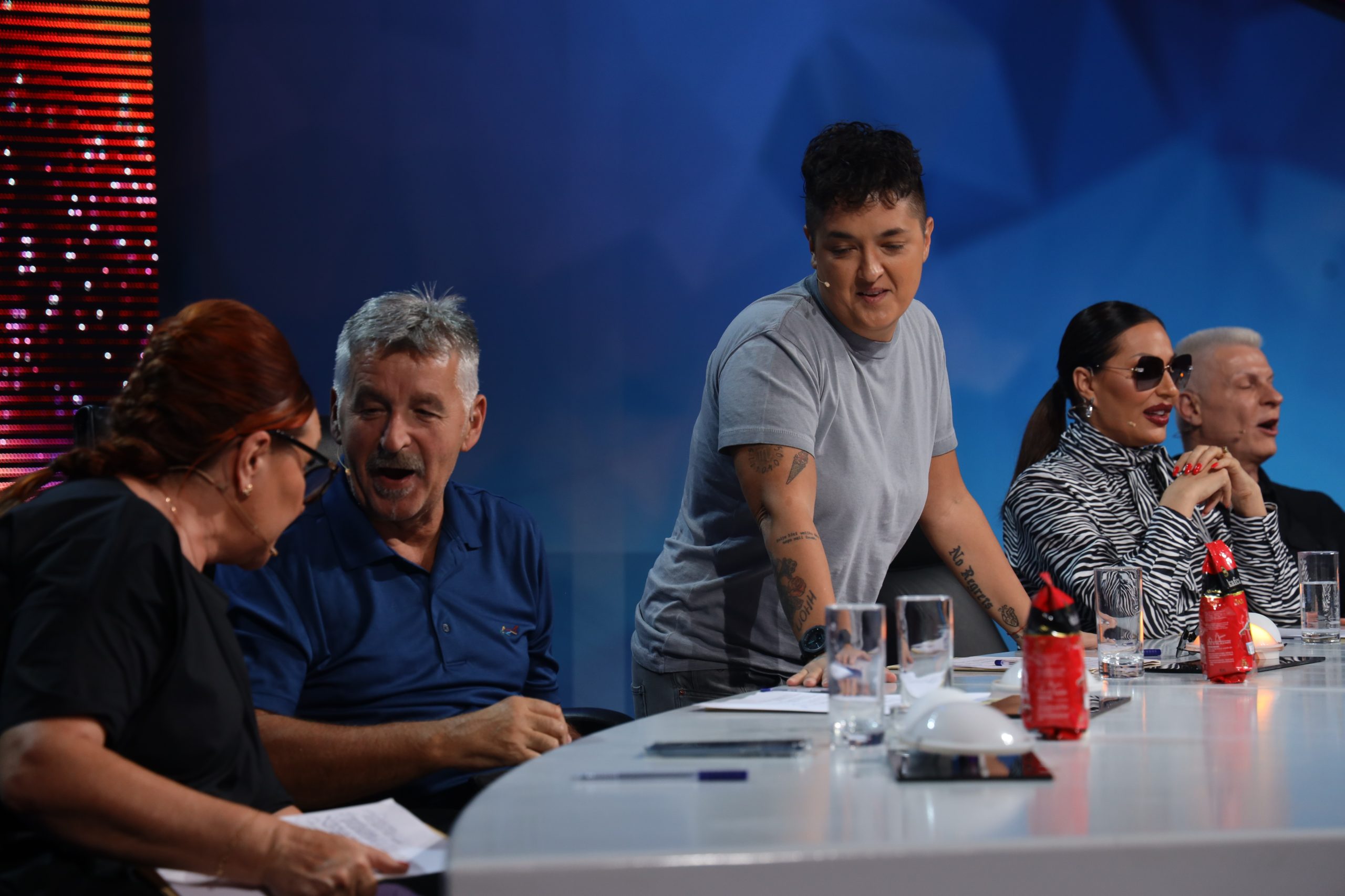 BATACI NAPRAVILI POMETNJU, letelo perje u ZVEZDAMA GRANDA: "Ćelavi, je l' ti vidiš šta je ovo?" 5 ms