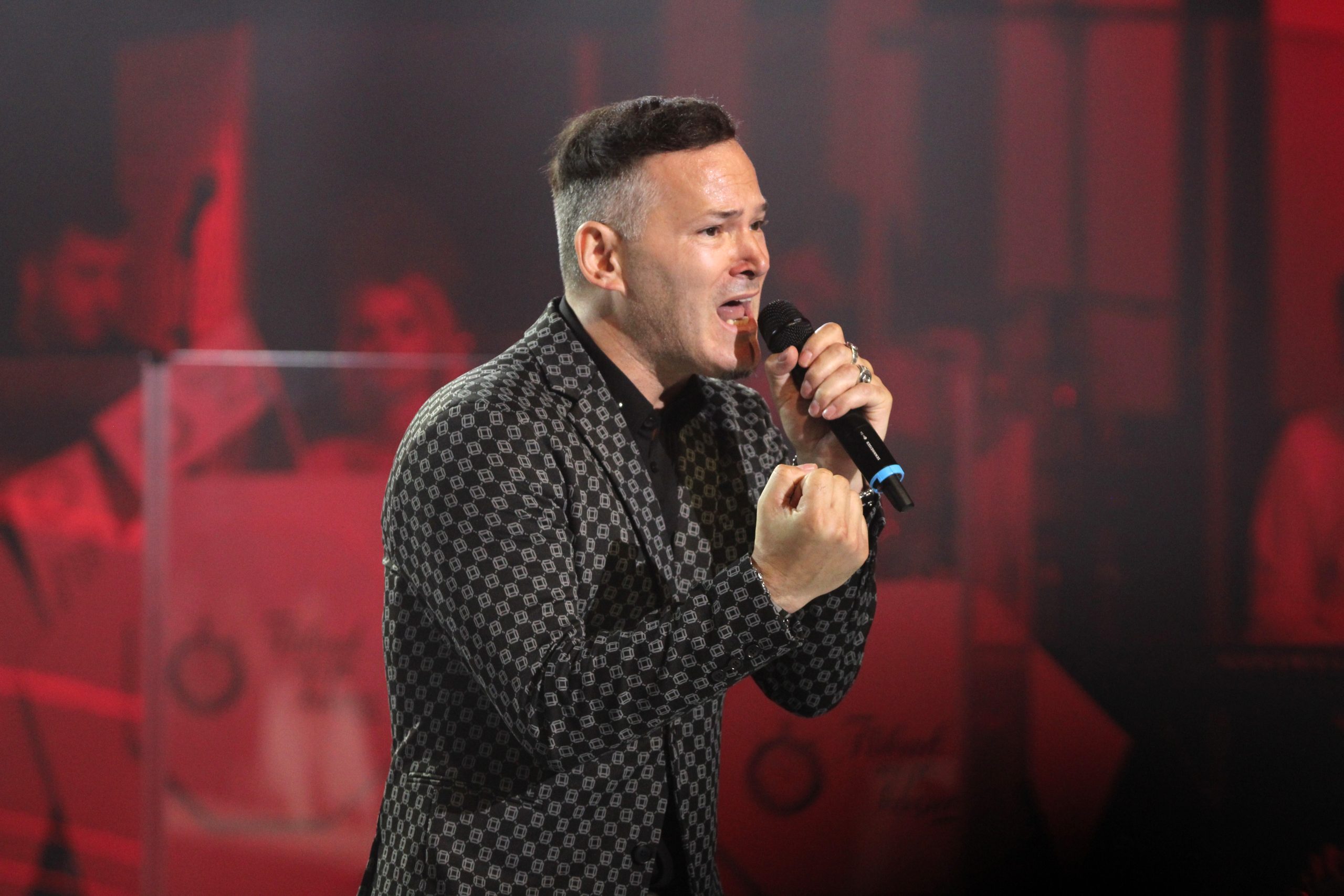 AZZARO NE STAJE: Puni klubove širom Evrope i baca publiku u trans svojim performansima: "KIDAJ KRALJU" (VIDEO) 5 omer karalic azzaro 2 ok