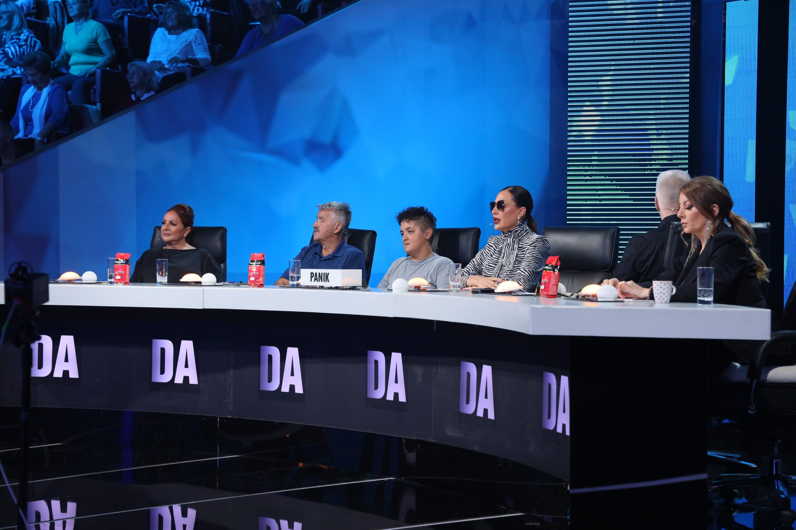 BATACI NAPRAVILI POMETNJU, letelo perje u ZVEZDAMA GRANDA: "Ćelavi, je l' ti vidiš šta je ovo?" 2 ziriranje