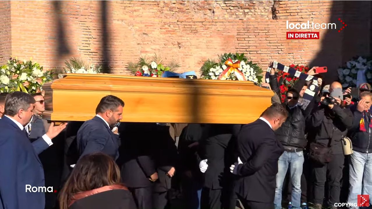 DIRLJIVA SCENA U RIMU: Hiljade ljudi došlo da isprati Sinišu, kovčeg prekriven dresovima (FOTO) 2 sahrana sinisa 1