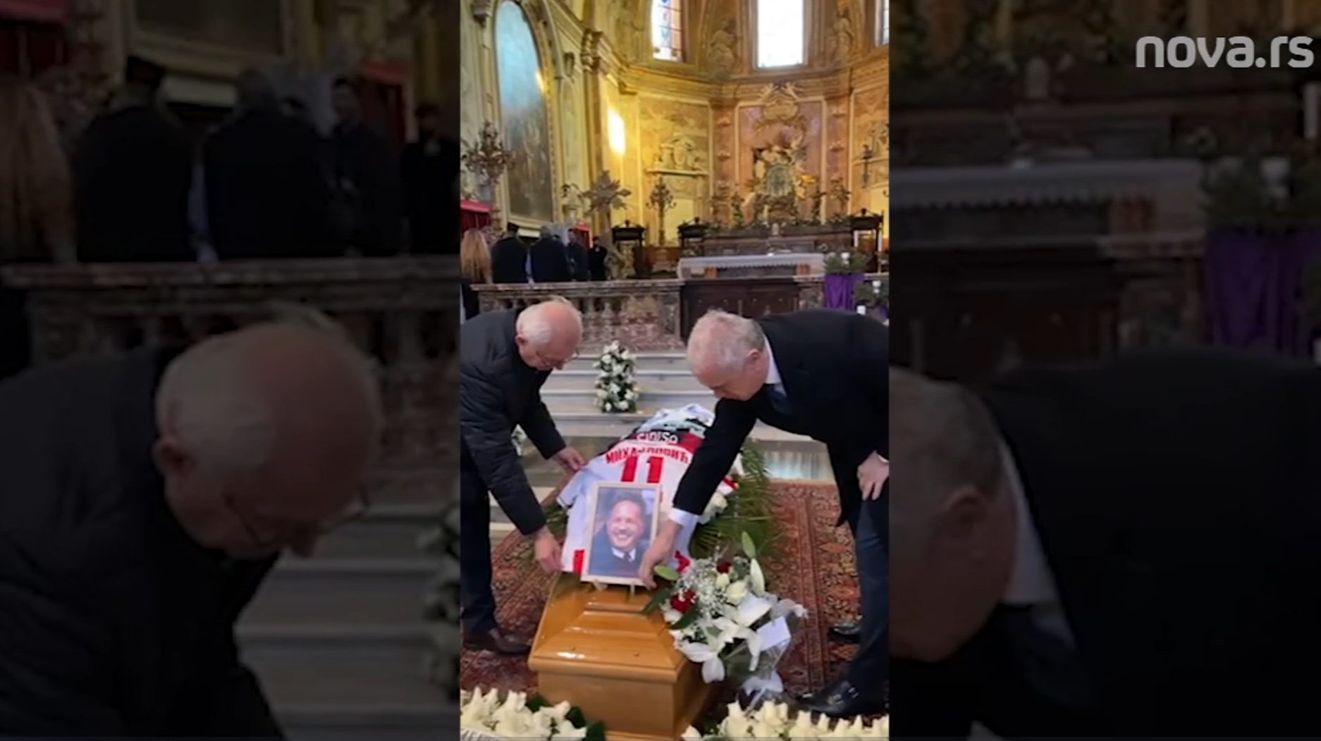DIRLJIVA SCENA U RIMU: Hiljade ljudi došlo da isprati Sinišu, kovčeg prekriven dresovima (FOTO) 4 sinisa mihajlovic