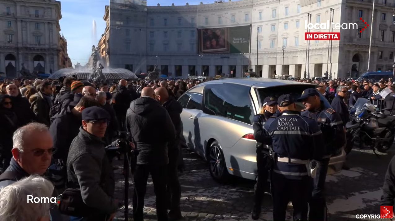 DIRLJIVA SCENA U RIMU: Hiljade ljudi došlo da isprati Sinišu, kovčeg prekriven dresovima (FOTO) 5 sinisa sahrana 1