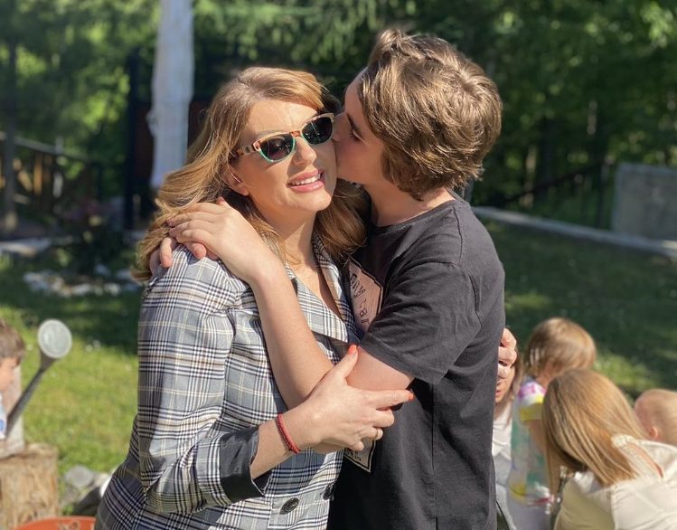 Veliko slavlje u domu Viki Miljković: Pevačica ne može da obuzda emocije zbog sina, pljušte čestitke: "Moja duša" (FOTO) 6 Viki Miljkovic 1