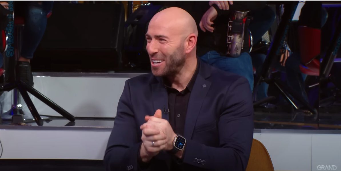 "NIJE DOBRO ŠTO SMO OVO JAVNO REKLI", pevač zaboravio da je u emisiji, pa neplanirano otkrio stvar zbog koje više NEMA MIRA 9 adnan asmm