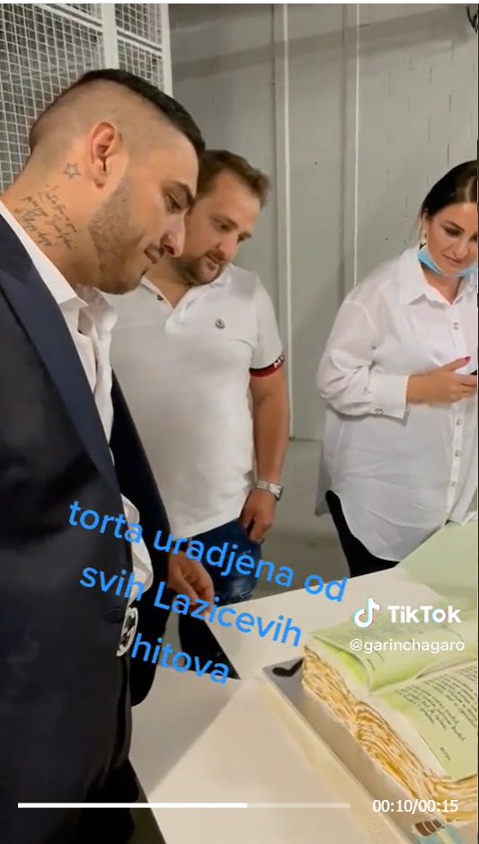 Darko Lazić NA IVICI SUZA: Fanovi mu priredili iznenađenje O KOME NIJE MOGAO NI DA SANJA (VIDEO) 6 d l