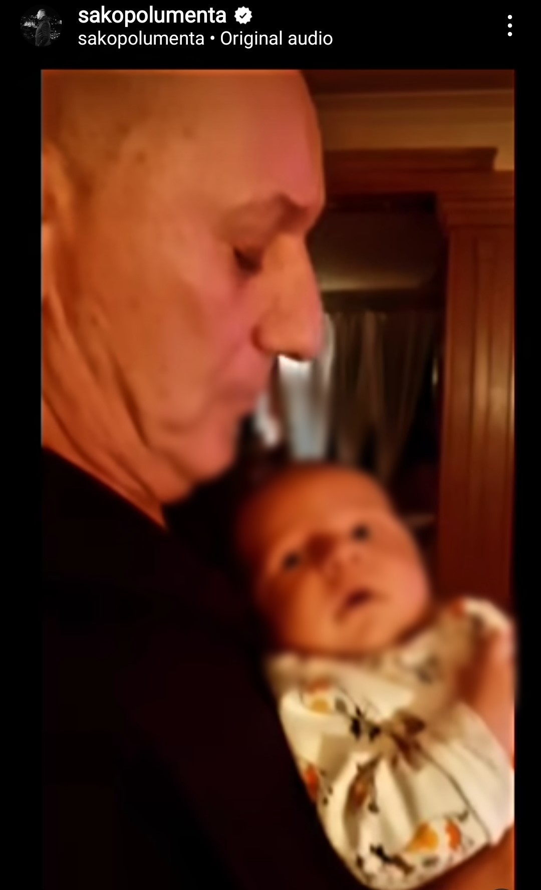 KAKAV HIT: Polumenta uspavljivao unuka, Voja Nedeljković ga totalno zbunio (VIDEO) 5 jbjdbjkfbds 1