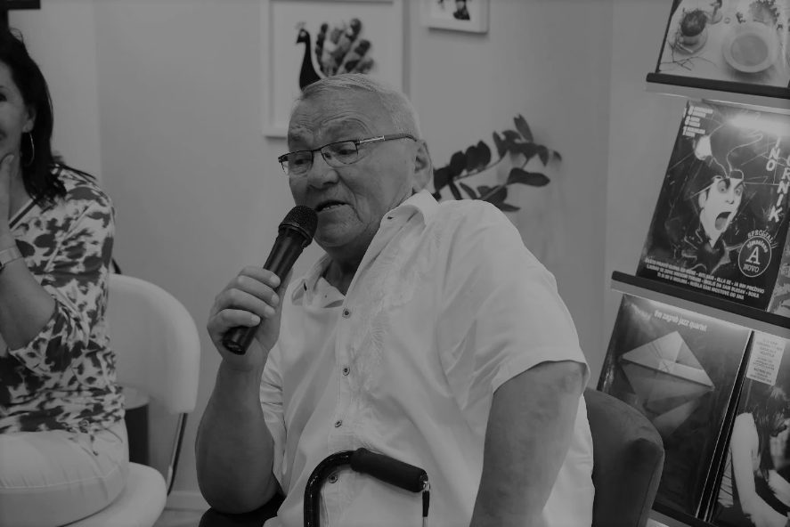 ESTRADA SE U SUZAMA OPRAŠTA OD LEGENDARNOG PEVAČA: "Sada je nebeska kafana puna boema" (FOTO) 6 njdnfjnk 1