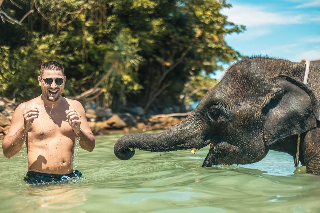 Perućica imao OKRŠAJ na Tajlandu: Pevač pokušao da POLJUBI SLONA i NADRLJAO KAO NIKAD (FOTO) 8 327620854 109251735341337 5624408071621647310 n