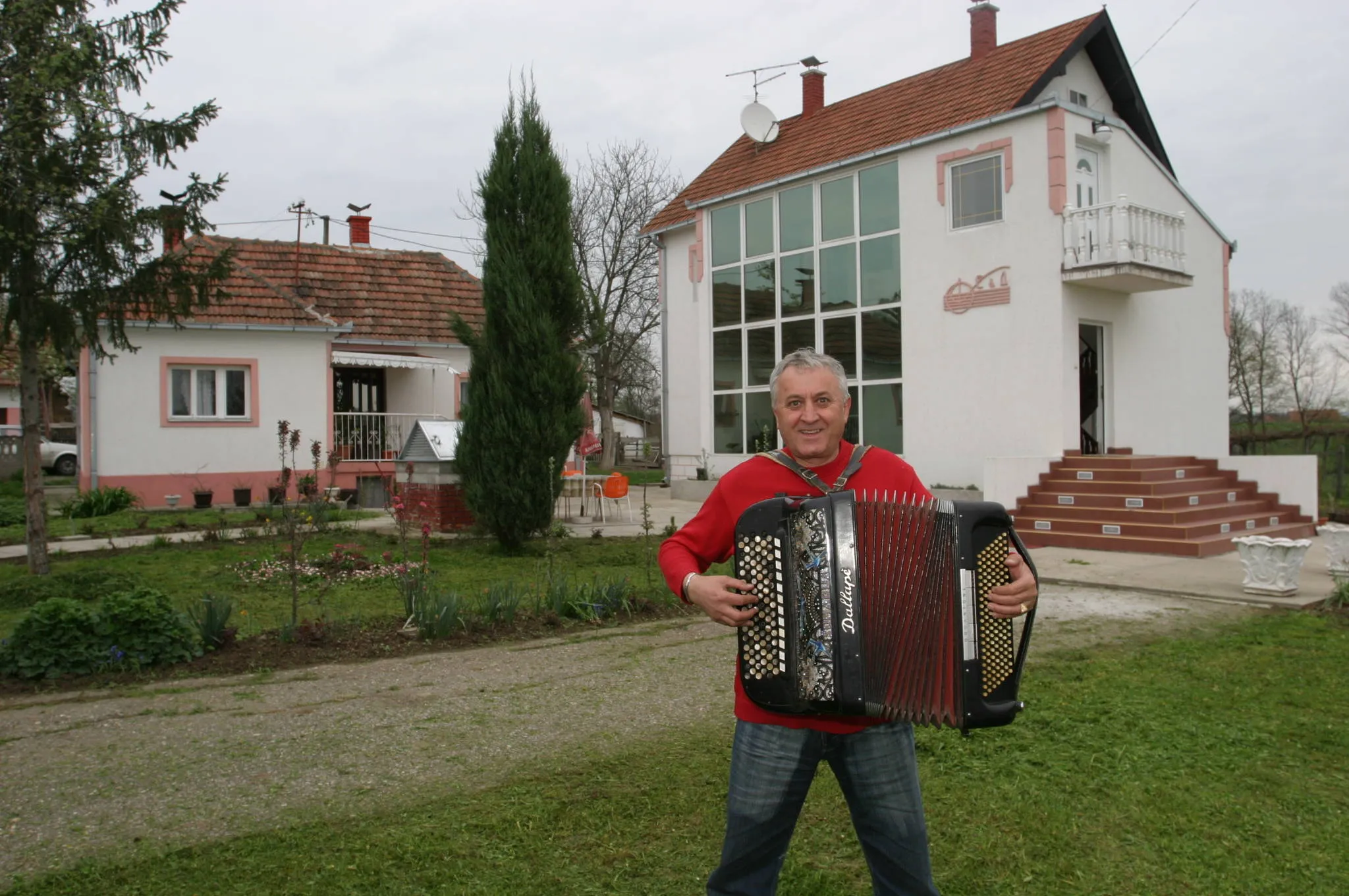 Ovako je nekada živeo Era Ojdanić: Hranio ovce i krave, a traktor mu je bio glavno prevozno sredstvo (VIDEO) 3 199e43f112ae84dab4a506a2088d901851678f04