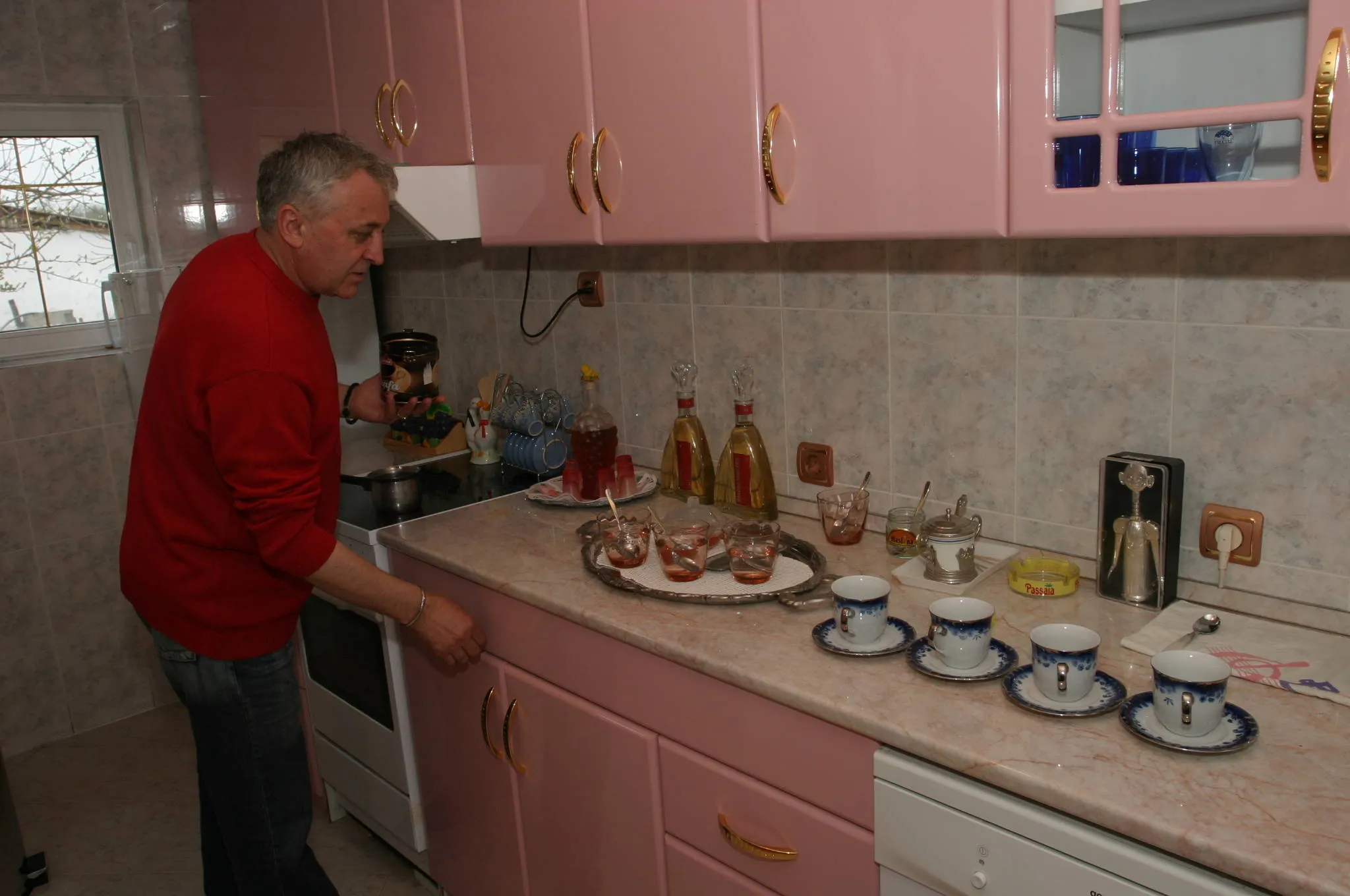 Ovako je nekada živeo Era Ojdanić: Hranio ovce i krave, a traktor mu je bio glavno prevozno sredstvo (VIDEO) 4 2a18710bddb0a621e476d970e63024f12cd8ad35