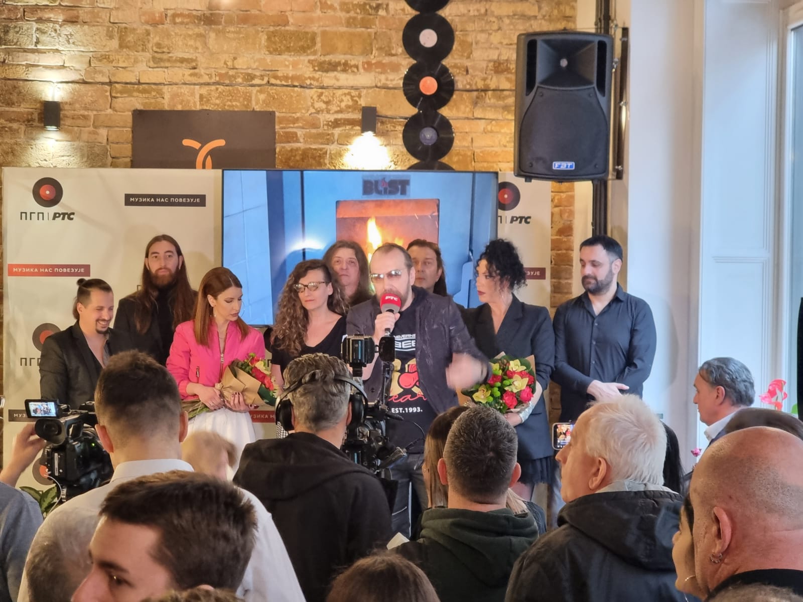 Svećice i mikrofon na torti: "Neverne bebe" sa razlogom bacile fanove u trans (VIDEO) 5 IMG 20230315 WA0002