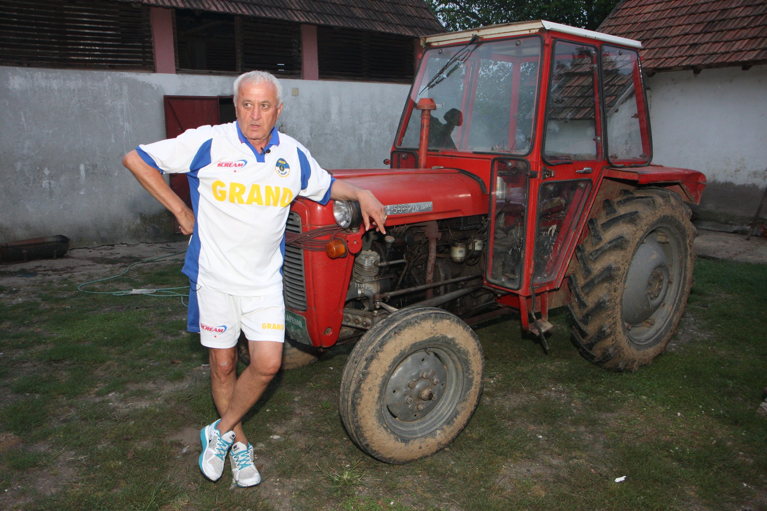 Ovako je nekada živeo Era Ojdanić: Hranio ovce i krave, a traktor mu je bio glavno prevozno sredstvo (VIDEO) 2 IMG 9827