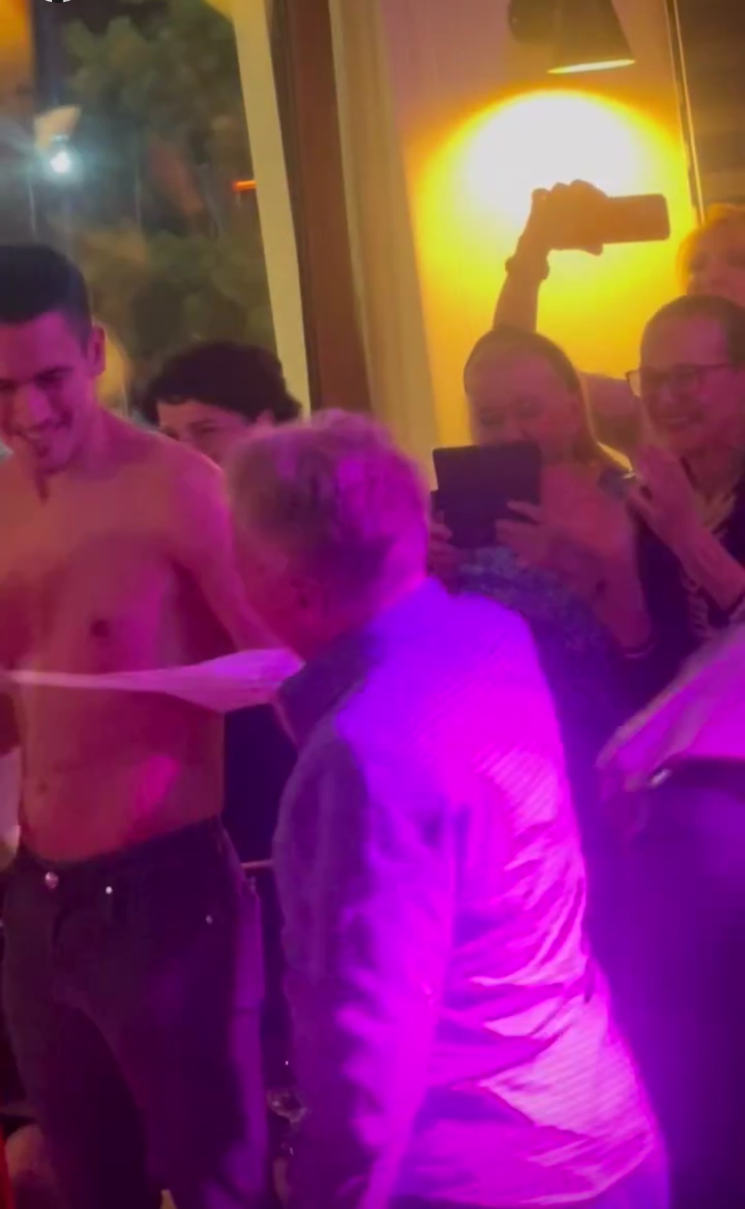 Prija napravila lom kod Đokovića: Novak u transu bacao Srđana uz "Sabotiram", Jelena poludela zbog Marije Mikić (VIDEO) 4 Screenshot 20230323 081912 com.instagram.android