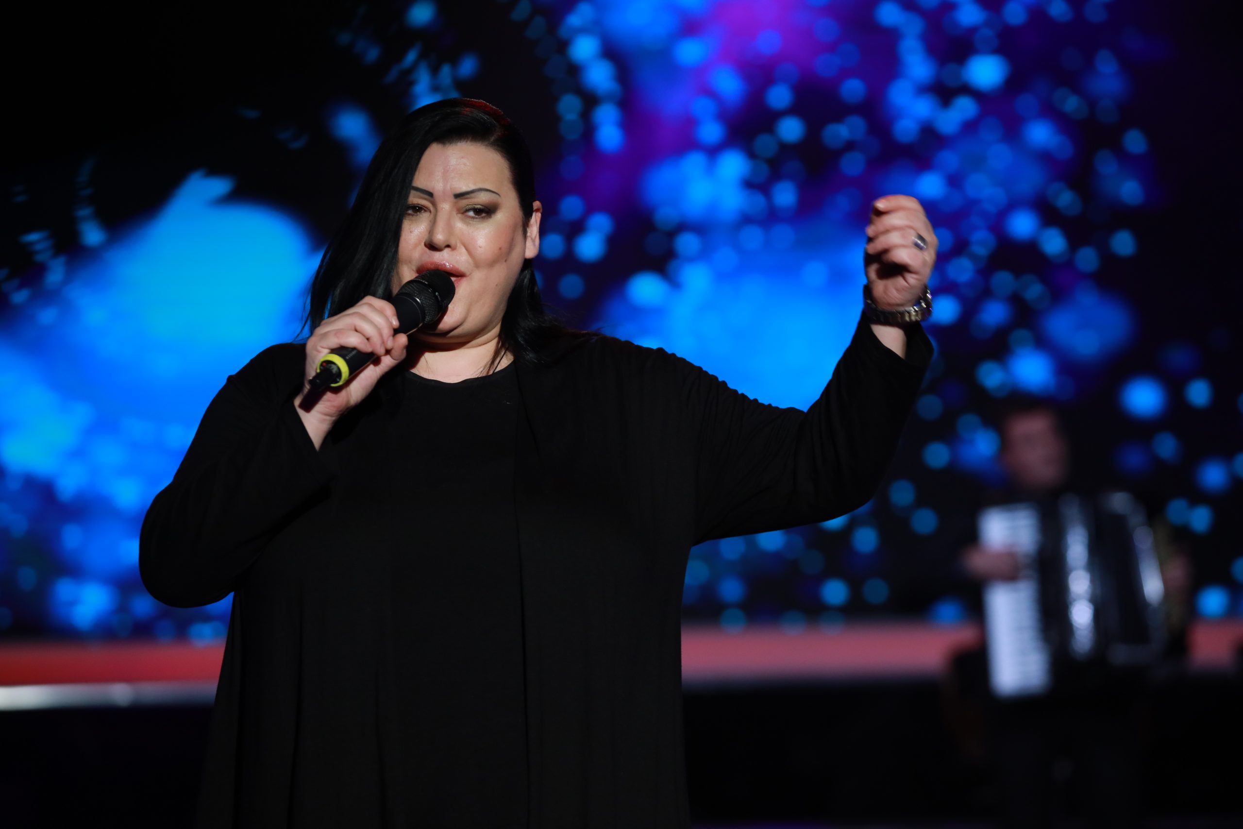 Bojana Barjaktarević doživela neprijatnu scenu na nastupu, morala fizički da reaguje: "Maltretirao je pevačicu, psovao" 5 Bojana Barjaktarević