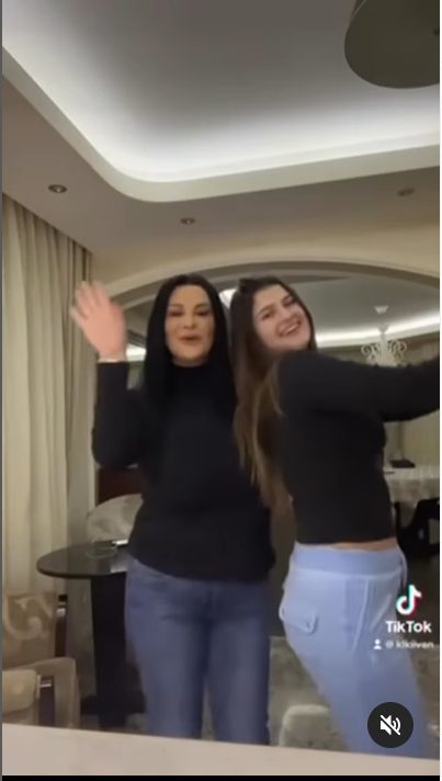 Jana i njena ćerka KAO SESTRE: Pevačica pokazala kako se PROVODE KOD KUĆE, svi komentarišu samo jedno (VIDEO) 7 hiohpgfa