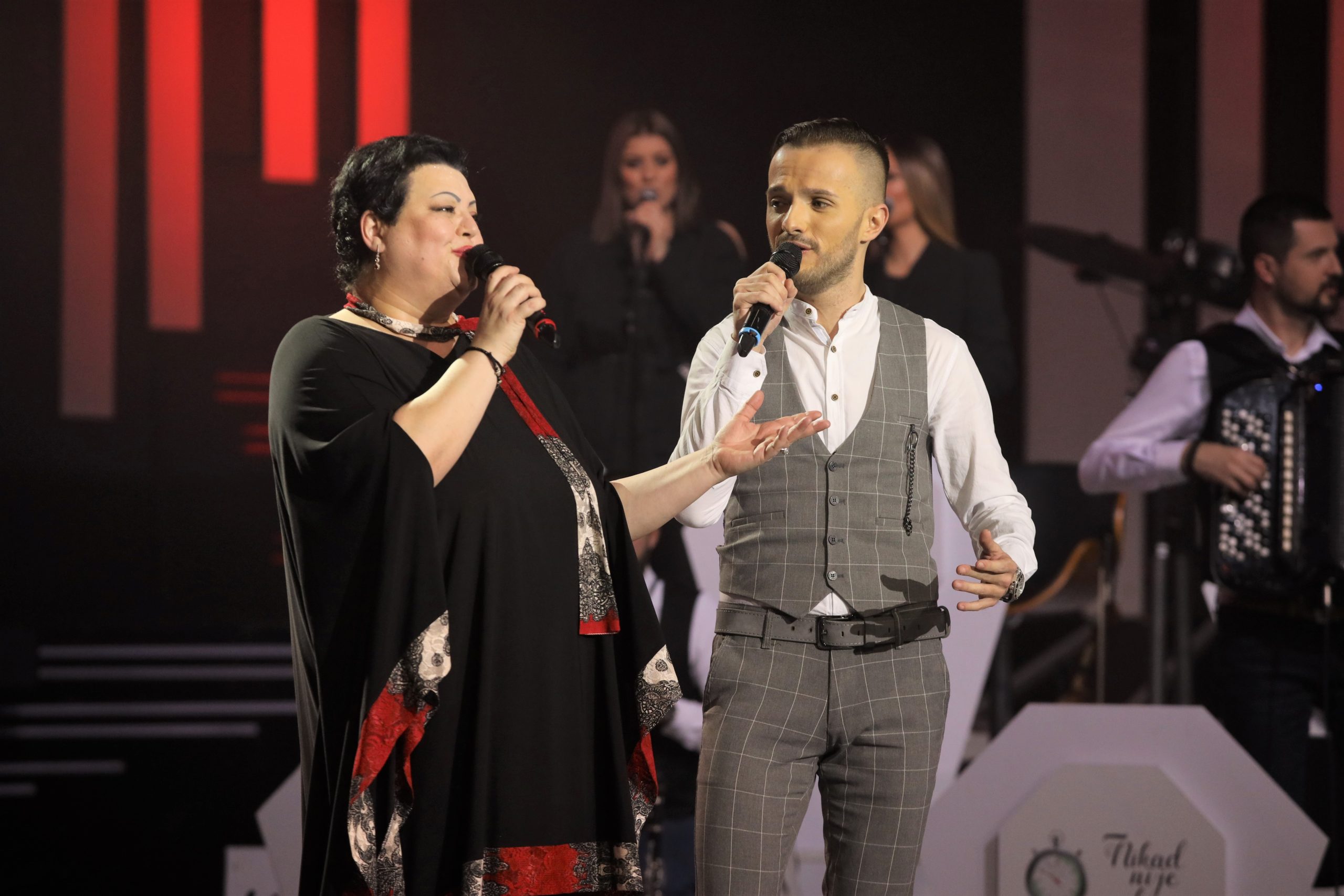 Oni su lek za dušu: Bojana Barjaktarević i Stefan Kosmajac zapevali čuveni hit, publika zanemela (VIDEO) 6 0A0A3454
