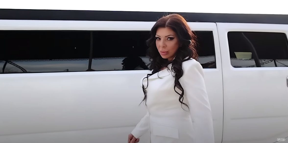 Skupocena limuzina, sve pršti od luksuza! Kraljica romskih veselja Ceca Atić proučila: "Nije više bišva ona ista"(VIDEO) 5 Capture 23