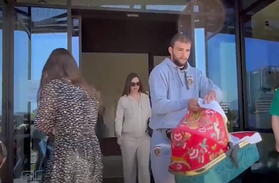 Sreći nema kraja! Veljko izveo Bogdanu i sina iz porodilišta: Cecina snajka zasenila sve vitkom figurom (FOTO) 7 Capture 8 6