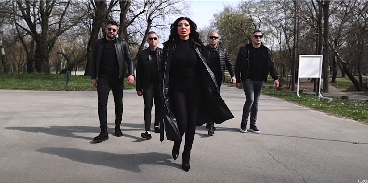 Skupocena limuzina, sve pršti od luksuza! Kraljica romskih veselja Ceca Atić proučila: "Nije više bišva ona ista"(VIDEO) 3 Ceca atic spot