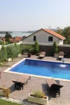 Kuća na tri nivoa, bazen na sred dvorišta: Raskošni dom zvezde "Granda" će vas raspametiti 4 Pevacica prepisala sinu hotel