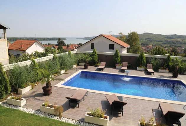 Pevacica prepisala sinu hotel