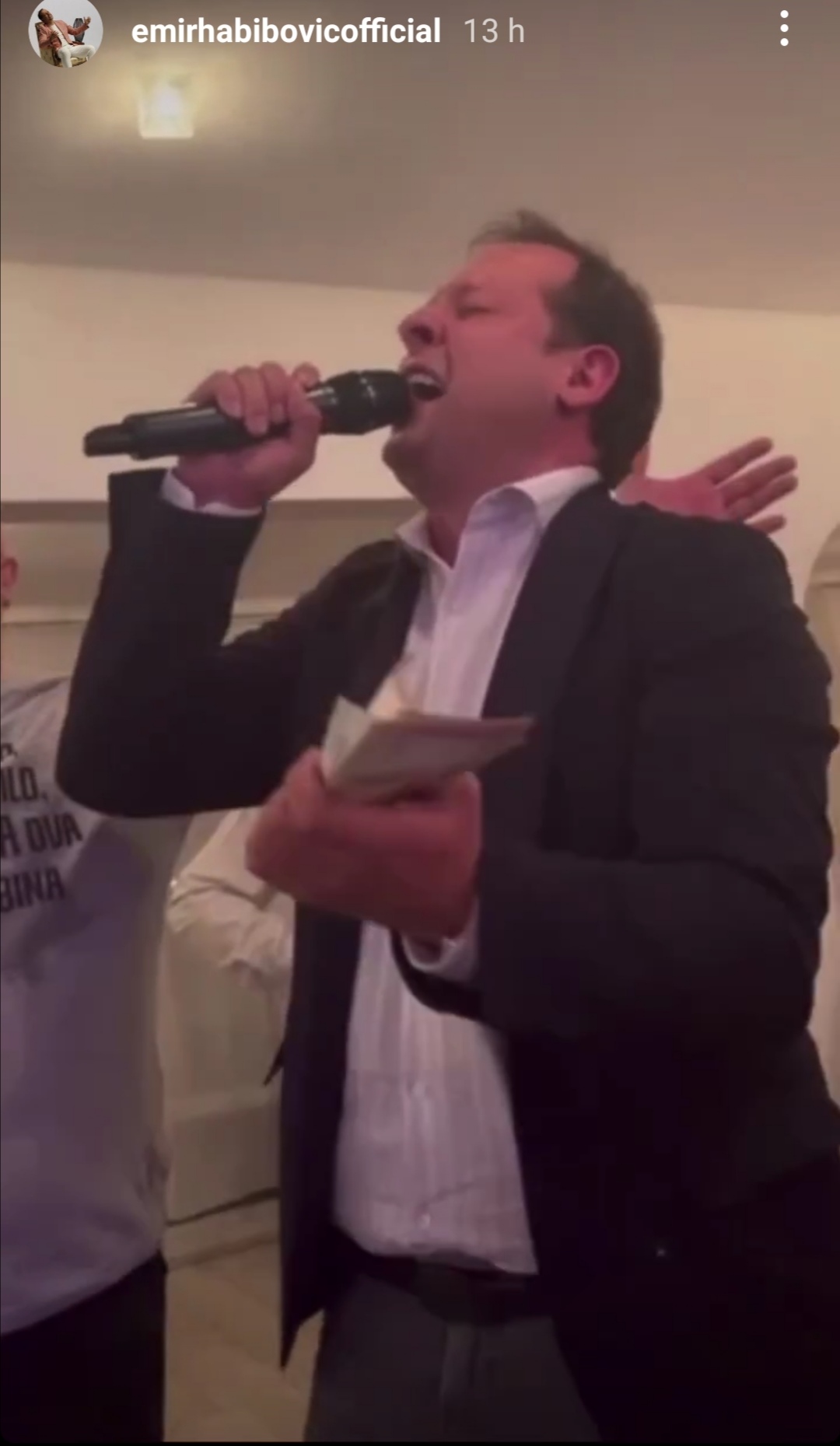 Nema dalje: Emir Habibović peva, gosti prazne novčanike zbog ovog Šabanovog hita (VIDEO) 5 Screenshot 20230405 104020