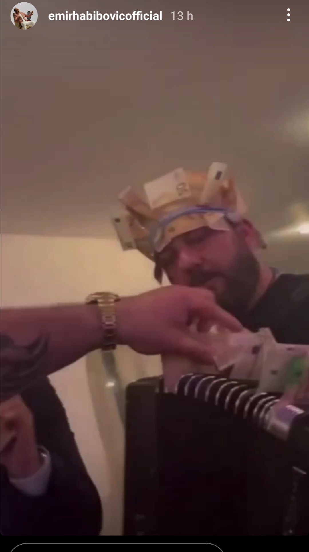 Nema dalje: Emir Habibović peva, gosti prazne novčanike zbog ovog Šabanovog hita (VIDEO) 6 Screenshot 20230405 104033