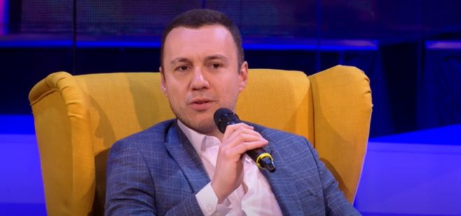 Bane Mojićević izneo nepoznate detalje sa početka karijere: "Moj otac je pobegao sa završne audicije, bio je neverni Toma" 7 bane parada
