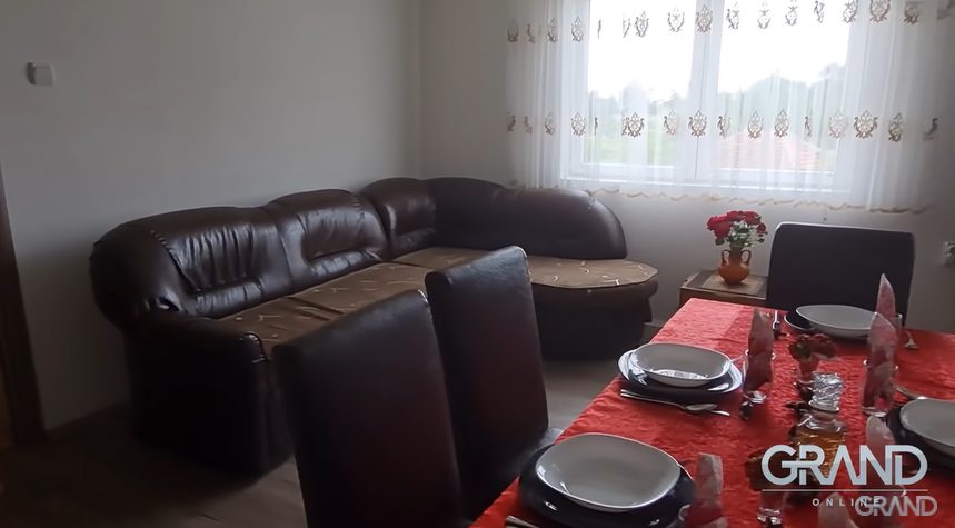 U rajskom dvorištu zvezde Granda nalaze se čak tri kuće, a razlog zbog kog više ne živi tu je po malo tužan 7 dnevni boravak