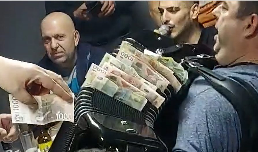 Darko Lazić podelio emotivnu objavu sa pokojnim ocem: Ovako je tandem iz snova nastupao zajedno, svi u transu, šuške na sve strane (VIDEO) 8 huii