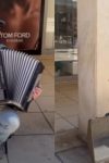 Željko Samardžić zapevao sa uličnim sviračima, prolaznici zanemeli zbog pevačevog gesta (VIDEO) 3 ipiccy image 34 1